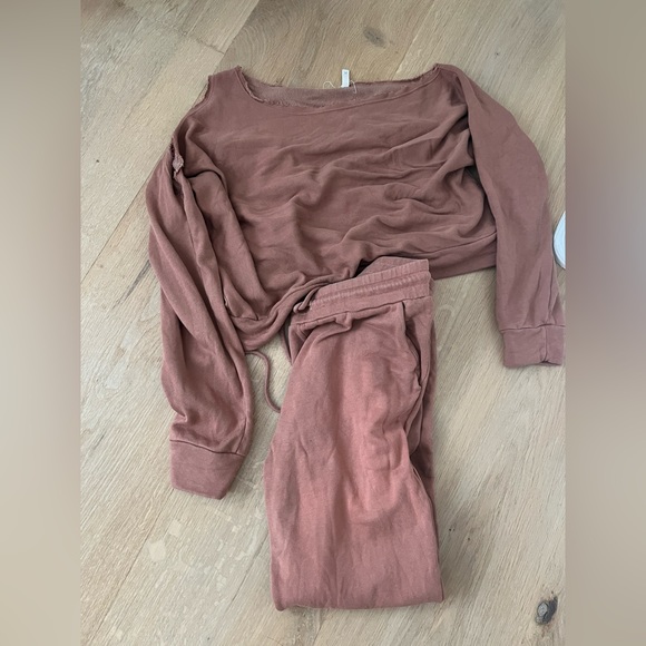 Brown sweatsuit - Picture 3 of 4